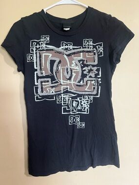 Y2K DC Black Short Sleeve Tee with Gray/Tan Graphic